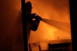 آتش‌سوزی نمای کامپوزیت یک مرکز درمانی در خیابان شریعتی مهار شد

