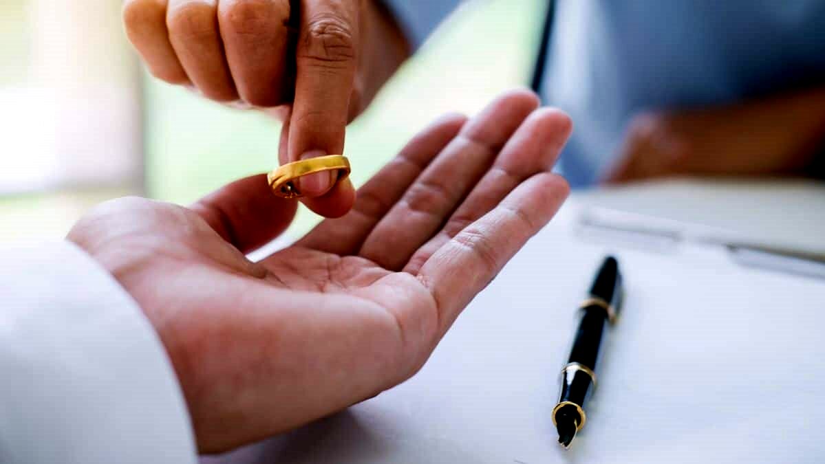 شوهرم پول‌هایم را گرفت و رهایم کرد