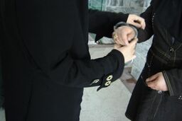 دستگیری منشی که در نبود پزشک، طبابت می‌کرد