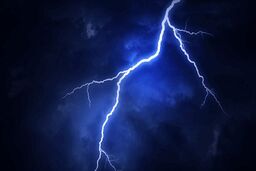 برخورد صاعقه با هواپیما پس از فرود روی باند فرودگاه+ ویدئو
