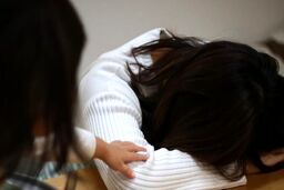 دختربچه ۳ ساله ۶ روز کنار جسد مادرش زندگی کرد