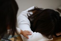 دختربچه ۳ ساله ۶ روز کنار جسد مادرش زندگی کرد