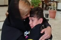 بازگشت پسربچه گمشده به آغوش مادر