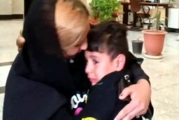 بازگشت پسربچه گمشده به آغوش مادر
