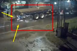 فیلم وحشتناک از تصادف موتور با تریلی؛ موتورسوار زیر چرخ تریلی له شد