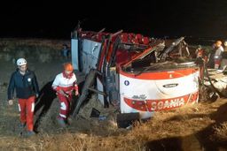 واژگونی اتوبوس زائران حسینی در جاده قروه به زنجان