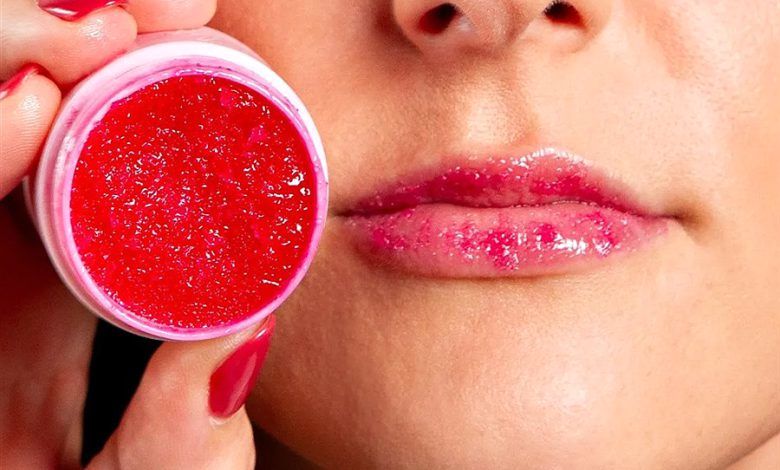 ۷ اسکراب لب خانگی برای داشتن لب‌های نرم