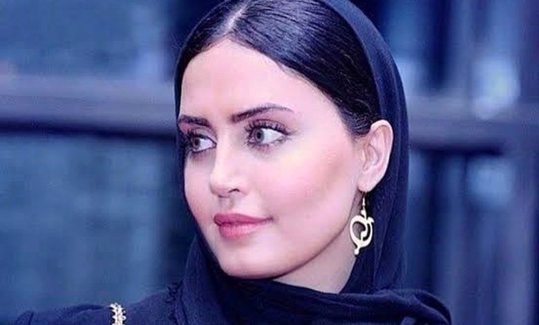 ژست و استایل فرانسوی الناز شاکردوست در یک کافه زیبا