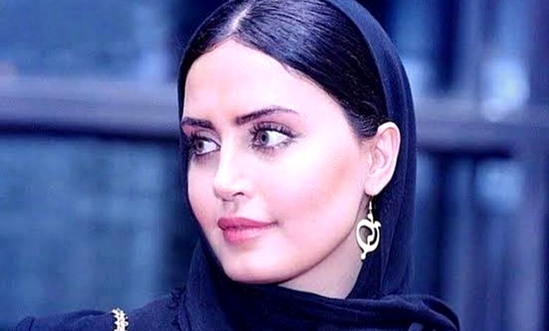 ژست و استایل فرانسوی الناز شاکردوست در یک کافه زیبا