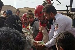 گرفتاری کارگر مصدوم در ارتفاع ۵۶ متری داربست/ نجات با نردبان امداد