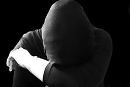 دختری در گرداب روابط ناسالم فضای مجازی