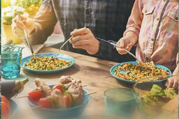 کم غذا بخوریم یا درست غذا بخوریم؛ کدام بهتر است؟