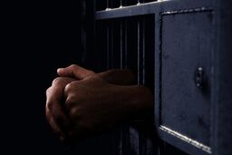 مرد شکاک زنش را کشت و جسدش را آرایش کرد