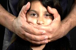 وحشت پسر خردسال از ناپدری کودک‌آزار